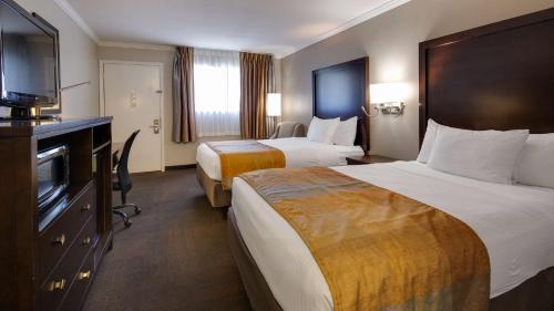 Un pat sau paturi într-o cameră la Best Western Clermont