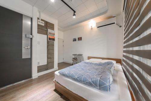 - une chambre avec un lit dans l'établissement Itaewon Yellow Guesthouse, à Séoul