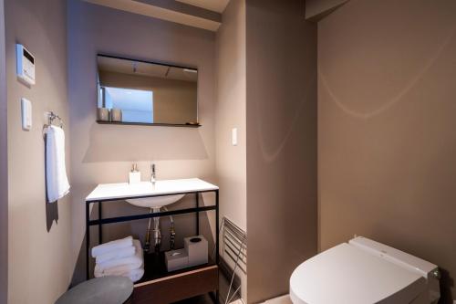 Ванна кімната в HOTEL PETIT SUITE SOGENJI ISHIMON
