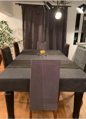 une table à manger avec un tissu gris dans l'établissement Agréable Logement à Vierzon centre, à Vierzon