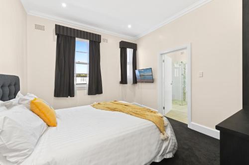 ウォーカプにあるThe Star Boutique Apartmentsの大きな白いベッドと窓のある寝室