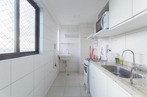 Una cocina o zona de cocina en Luxuoso Flat de 2 qts ao lado do CASV e do Riomar