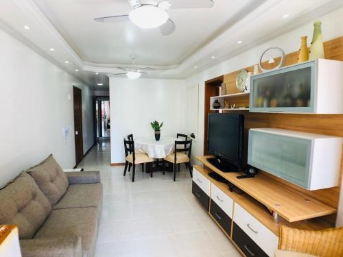 Posezení v ubytování Apto com suíte e vista para o mar com churrasqueira, wi-fi e net.