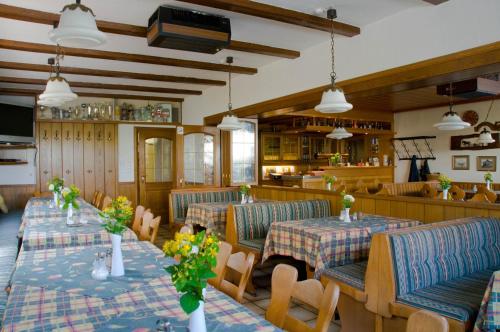 ein Restaurant mit Tischen und Stühlen in einem Zimmer in der Unterkunft Gasthof Rose in Flachslanden