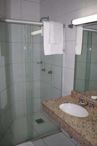 Ένα μπάνιο στο Hotel Pousada Ourinhos