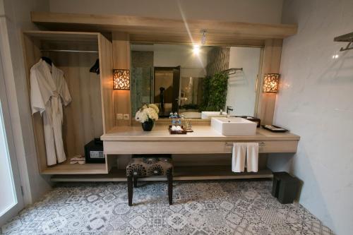 un bagno con lavandino e specchio di Flamingo Dewata Pool Villa Uluwatu a Uluwatu