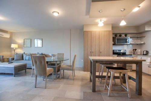 a kitchen and living room with a table and chairs at Departamentos San José in La Paz