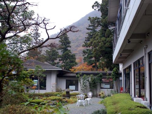 Pemandangan gunung umum atau pemandangan gunung yang diambil dari ryokan