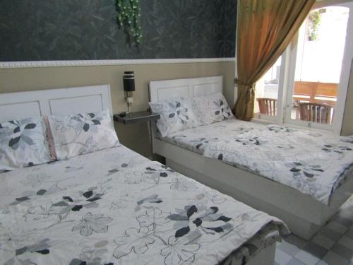 Postel nebo postele na pokoji v ubytování Penginapan Melati Sarangan