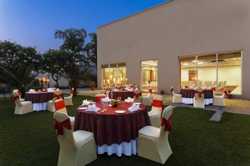Restoran atau tempat lain untuk makan di Hometel Roorkee
