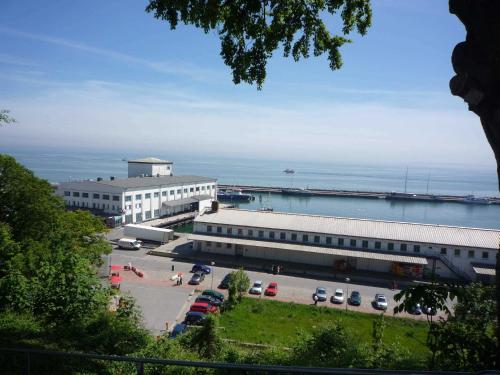 a building with a parking lot next to the ocean at Penthouse STRANDBURG mit Meerblick in Sassnitz