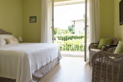 Schlafzimmer mit einem Bett und einer Glasschiebetür in der Unterkunft The Little Guesthouse in Salzburg