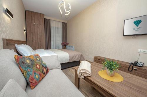 Camera d'albergo con divano e TV di Crystal Resort a Bakuriani