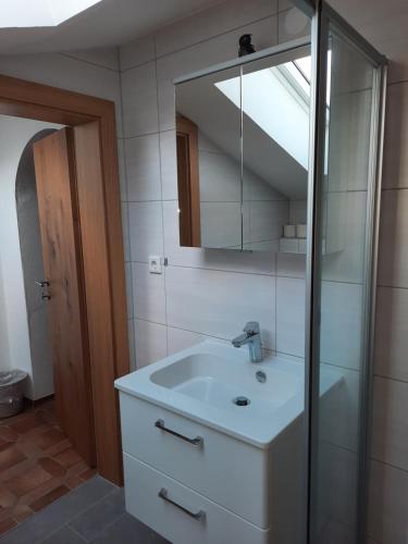 La salle de bains est pourvue d'un lavabo et d'un miroir. dans l'établissement Gapphof, à Reith bei Seefeld