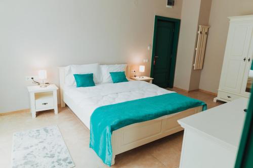 A bed or beds in a room at Pensiunea Green Villa