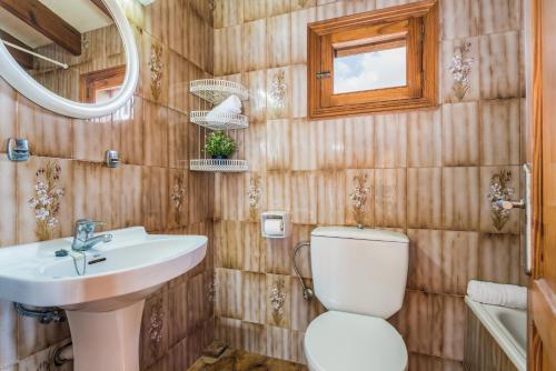 łazienka z toaletą, umywalką i lustrem w obiekcie Villa Menorca Jalima 1 by Mauter Villas w mieście Cala Blanca