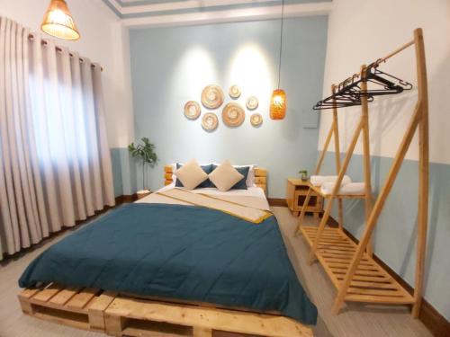 a bedroom with a bed with a wooden frame at Hotel Thanh Van 2 in Tuy Hoa