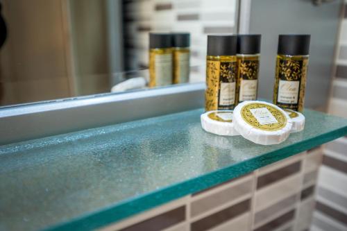 un contatore con due bottiglie di prodotti per capelli di Jonathan Studio Apartments a Tigaki