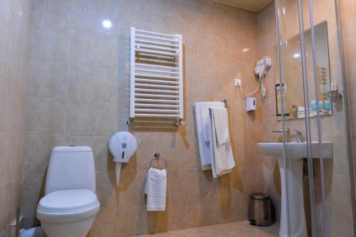 Imereti Health Resort في تسكالتوبو: حمام مع مرحاض ومغسلة