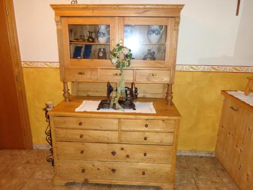 a wooden dresser with a vase on top of it at Gasthof Unterberger in Sankt Kathrein am Offenegg
