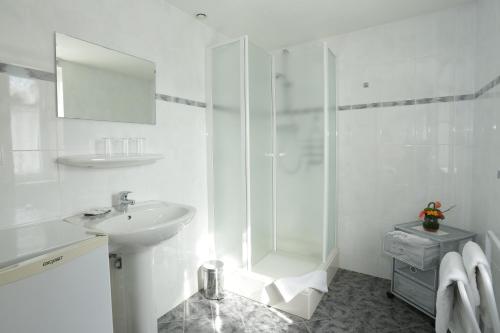聖伊波利特的住宿－Sylvie Fahrer et Fils，白色的浴室设有水槽和淋浴。