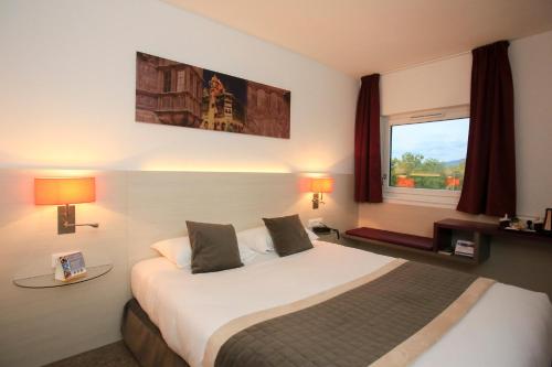 Un pat sau paturi într-o cameră la Best Western Colmar Expo