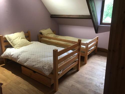 une chambre avec deux lits superposés dans une pièce dans l'établissement Domaine des Courtils, à Romorantin-Lanthenay