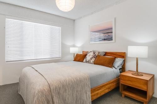 1 dormitorio con cama y ventana en Wintersview 8 - Lennox Head en Lennox Head
