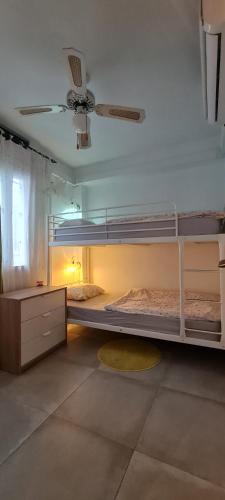 トレモリノスにあるSelinaのベッドルーム1室(二段ベッド2台、シーリングファン付)