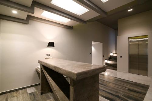 un grande bancone in pietra in una stanza con una camera da letto di Black Diamond Luxury Beachfront Villa Selenia a Sounio