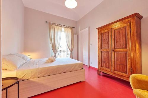 um quarto com uma cama grande e um armário de madeira em Domus Mazzini em Turim