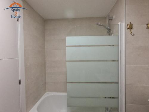 een badkamer met een douche en een bad bij Oasis Duna Beach in Morche