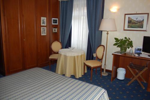 Tempat tidur dalam kamar di Hotel Olympic