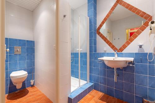 une salle de bain avec toilettes, lavabo et douche dans l'établissement Cannes-Hyper-Centre, à Cannes