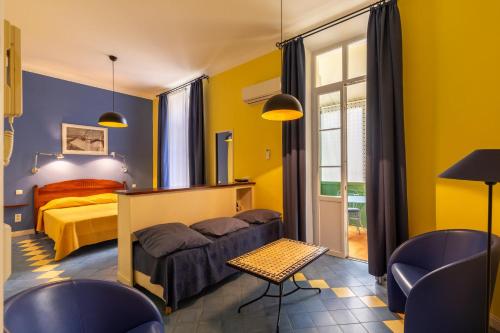 - une chambre avec des murs jaunes et bleus et un lit dans l'établissement Cannes-Hyper-Centre, à Cannes