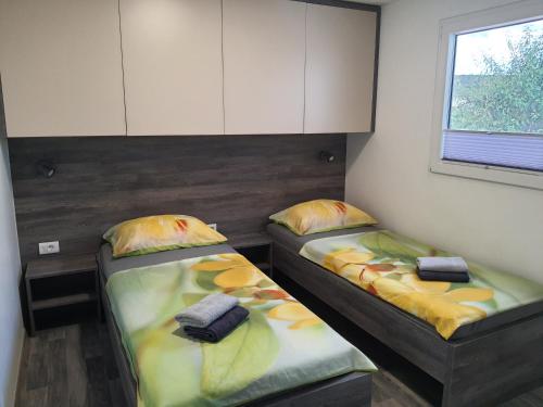 Ένα ή περισσότερα κρεβάτια σε δωμάτιο στο Mobile Home Tina Tisno