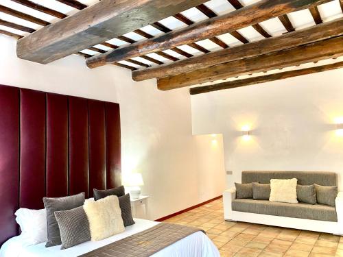 un dormitorio con una cama y un sofá en Fontana Di Trevi Luxury Apartments, en Roma