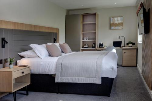 Ein Bett oder Betten in einem Zimmer der Unterkunft Mytton Fold Hotel, Ribble Valley
