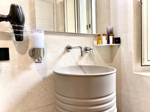 Un baño con un inodoro blanco en una habitación. en Fontana Di Trevi Luxury Apartments, en Roma