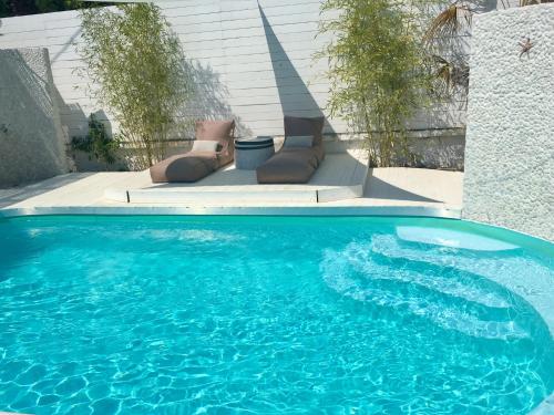 Bazén v ubytování Byblos Mare-The Exclusive Beach Front Villa nebo v jeho okolí