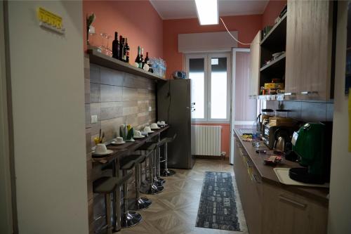eine Küche mit einer langen Theke in einem Zimmer in der Unterkunft LECCE MON AMOUR B&B in Lecce