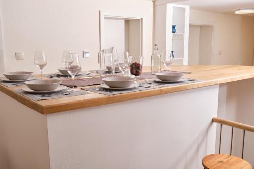 uma mesa com taças e taças de vinho em Kincses Sziget Apartman em Ráckeve