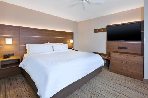 Postel nebo postele na pokoji v ubytování Holiday Inn Express Hotel & Suites Petoskey by IHG