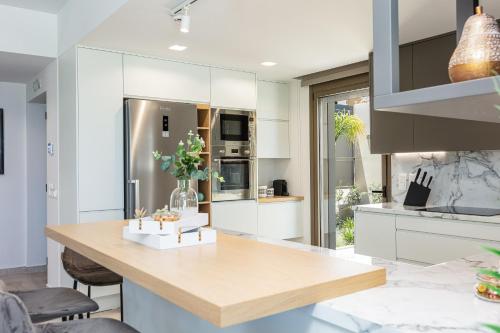 Dapur atau dapur kecil di Lagoon Seaside Villa, Sumptuous Retreat,By ThinkVilla