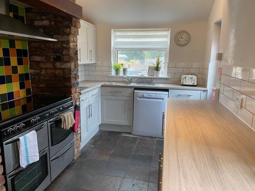 cocina con electrodomésticos blancos y encimera de madera en Newlyn House en Chester