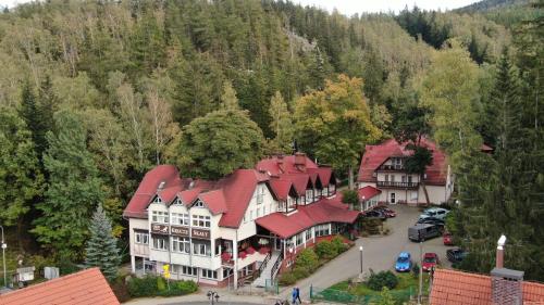una vista aérea de una gran casa con techos rojos en Ośrodek Konferencyjno-Wypoczynkowy "Krucze Skały" w Karpaczu, en Karpacz