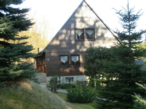 una gran casa de madera con techo de gambrel en Ferienwohnung Heinrich en Kurort Altenberg
