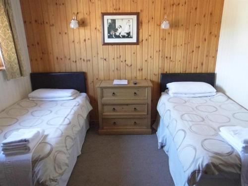 Een bed of bedden in een kamer bij The Marine Hotel Invergordon