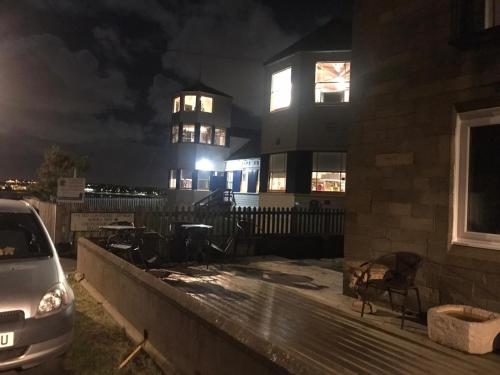 Bangunan di mana terletaknya rumah tamu ini