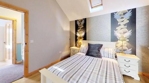 1 dormitorio con 1 cama y una pared con una foto en Flatfield ClockTower Coaching Cottages self - Catering B & B, en Hillsborough